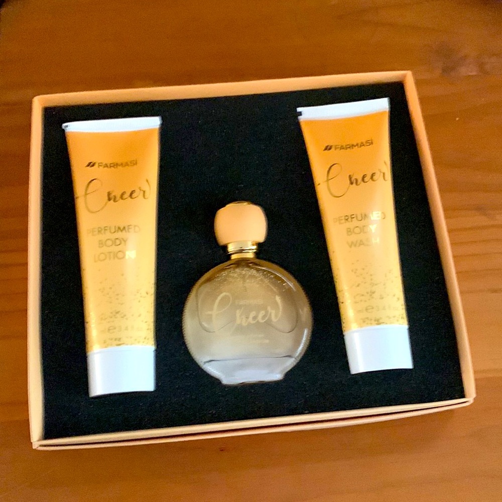 Farmasi Womens Cheer Me Gift Set
